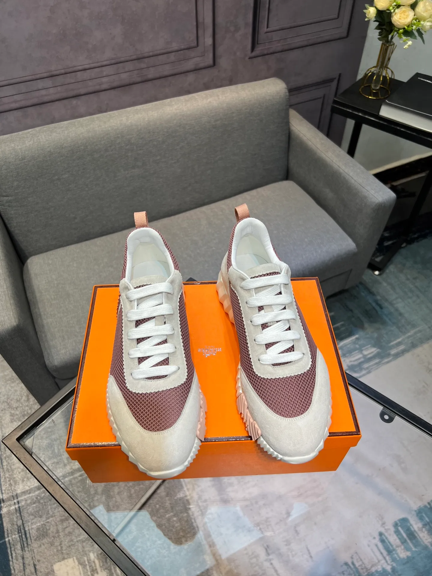 Men's shoes 💰660 Exclusive real shot (top version) Hermes new autumn and winter sports shoes. One of the most comfortable shoes from Hermes. Very light on the feet and good-looking. You will not be tired even if you go shopping. The overall suede feels very good. It is very beautiful and versatile. Very light and comfortable. Fabric: Imported high mercerized sheep/original single rain velvet. Lining: Imported silk sheepskin for the lining insole. Outsole: Seamless combination of IP+TPU (multi-color letters) German technology irradiation machine Size: Male 39-46 (Male 38 45 46 customized) Top quality, simultaneous full set of packaging